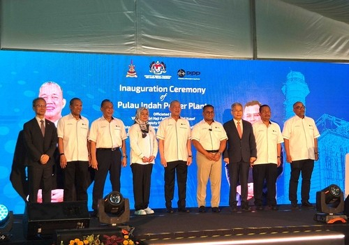 Kim Dong-cheol, third from right, chief executive officer of the state-run Korea Electric Power (Kepco), is seen posing for a photo at a groundbreaking ceremony of a gas plant in Malaysia, in this photo provided by Kepco on Sept. 30. [KOREA ELECTRIC POWER]