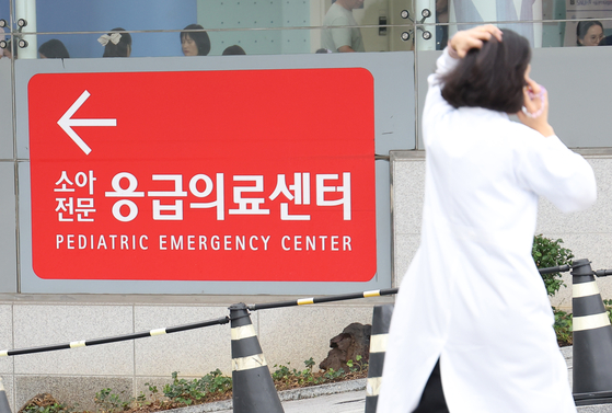 A medical professional walks by an emergency room in a general hospital in downtown Seoul on July 2024. [YONHAP] 