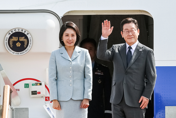 President Lee Jae Myung, right, and first lady Kim Hea Kyung wave before departing from Seoul Air Base in Seongnam, Gyeonggi, on Sept. 22 for a five-day trip to New York to attend the UN General Assembly. [JOINT PRESS CORPS] 