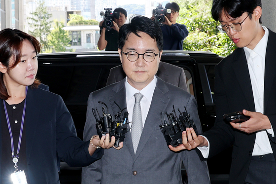 Former Prosecutor General Shim Woo-jung, center, appears at the Seoul High Prosecutors' Office in Seoul on Sept. 21 to be questioned by a special counsel team over former President Yoon Suk Yeol's insurrection charges in connection with his Dec. 3 martial law order. [YONHAP]