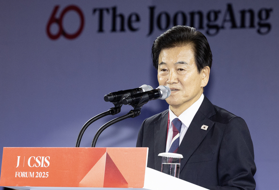 South Korean Unification Minister Chung Dong-young delivers a speech during the 14th JoongAng-CSIS Forum at the Shilla Hotel in Jung District, central Seoul on Aug. 26. [JEON MIN-KYU]