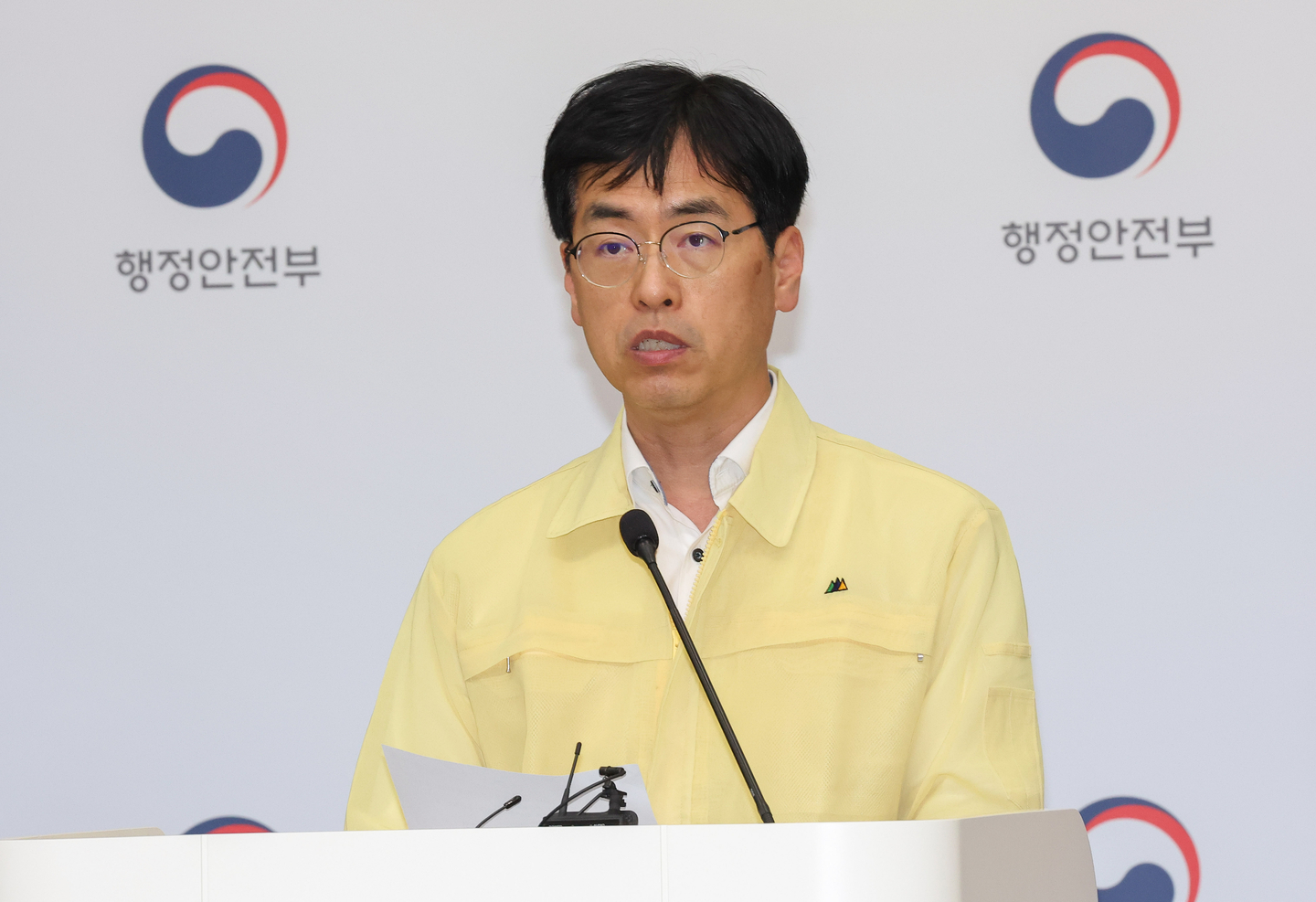 Kim Min-jae, first deputy chief of the Central Disaster and Safety Countermeasures Headquarters and vice minister of the Ministry of the Interior and Safety, briefs reporters on the fire at the National Information Resources Service’s administrative information system at the government complex in Sejong on Sept. 30. [YONHAP]