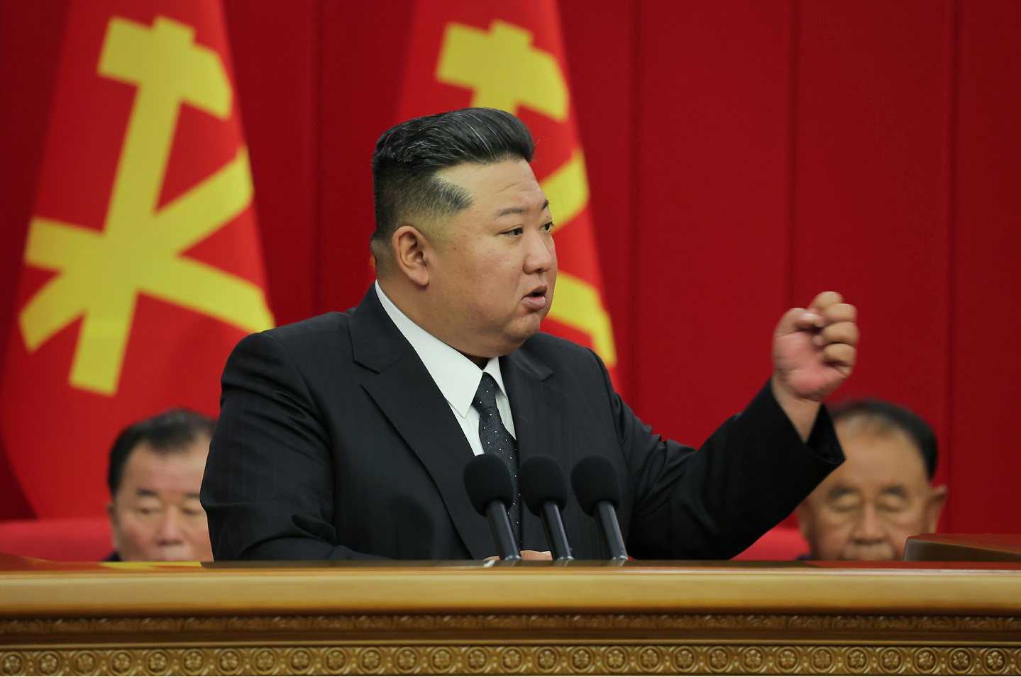 The North’s ruling party newspaper, the Rodong Sinmun, reported on June 24 that North Korean leader Kim Jong-un presided over the 12th enlarged meeting of the 8th Central Committee of the Workers’ Party, which was held from June 21 to 23. [RODONG SINMUN]