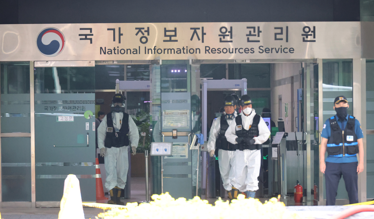 Forensic investigators prepare for a fourth day of on-site inspection at the fire scene of the National Information Resources Service in Yuseong District, Daejeon, on the morning of Sept. 30. [YONHAP]