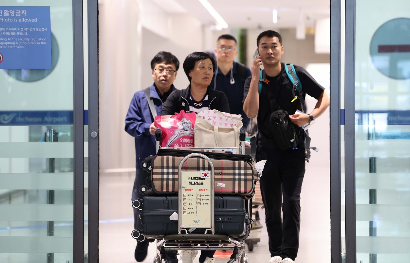 Foreign tourists arrive at Incheon International Airport on Sept. 29, the first day of visa-free entry for Chinese group travelers. [YONHAP] 