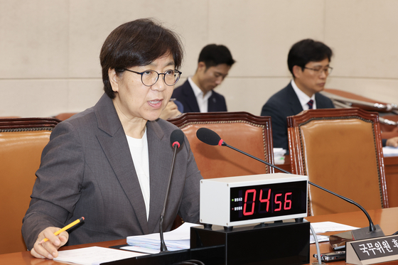 Health Minister nominee Jeong Eun-kyeong answers questions from lawmakers during her confirmation hearing at the National Assembly’s Health and Welfare Committee in western Seoul on July 18. [JOONGANG ILBO] 