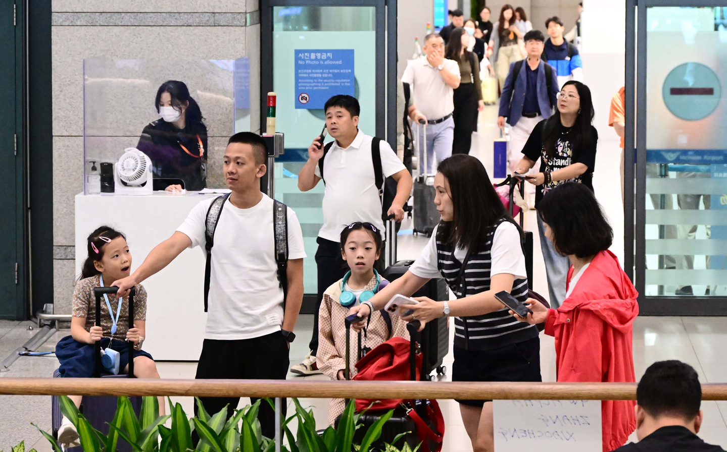 Chinese travelers enter Incheon International Airport on Sept. 29, the first day of a new visa-free entry program targeting Chinese group tourists. [YONHAP]