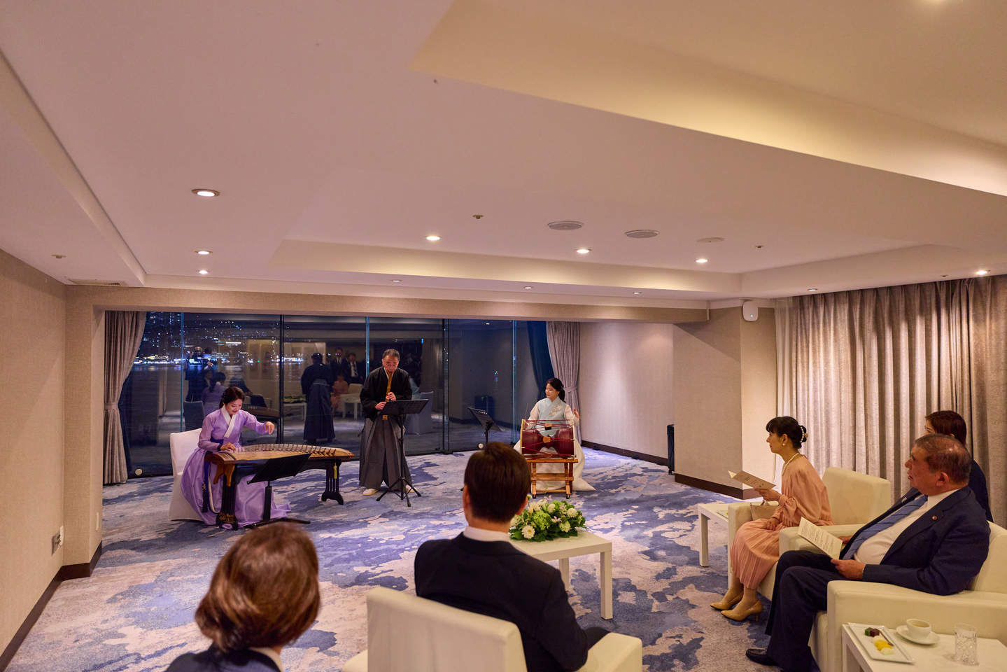 President Lee Jae Myung, Japanese Prime Minister Shigeru Ishiba and his wife, Yoshiko Ishiba, watch a traditional performance at a hotel in Busan on Sept. 30. [PRESIDENTIAL OFFICE]
