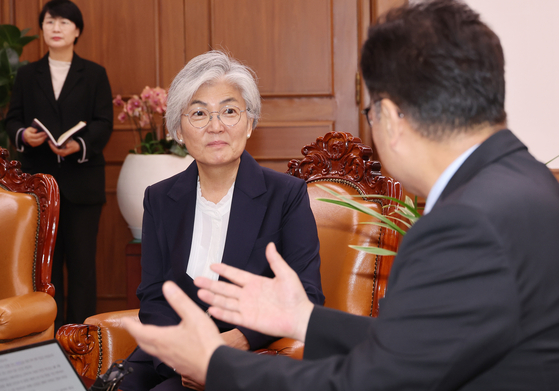 Former Foreign Minister Kang Kyung-wha, center, meets with National Assembly Speaker Woo Won-shik at the National Assembly on Sept. 29. [YONHAP] 