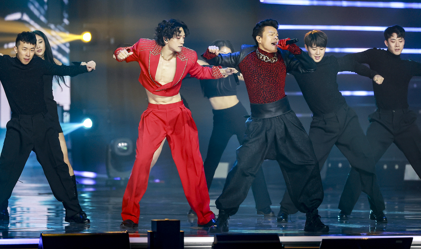 Singer Rain, left, and Park Jin-young perform at the 35th Golden Disc Awards on Jan. 10, 2021. [GOLDEN DISC AWARDS ORGANIZING COMMITTEE]