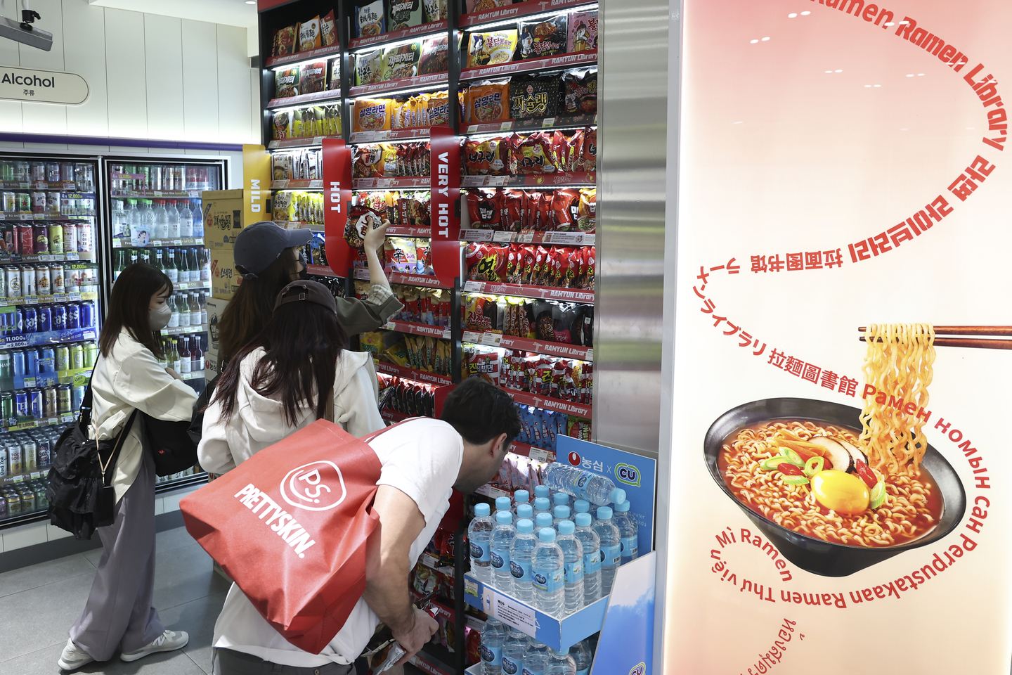 A foreign customer shops at a convenience store in central Seoul on Oct. 1. With Chinese group tourists surging with the start of the visa-free program, sales through foreign payment methods such as Alipay and WeChat Pay on Sept. 29 surged 100-fold compared to the same day last week at the GS25's Myeongdong branch in central Seoul. [YONHAP]