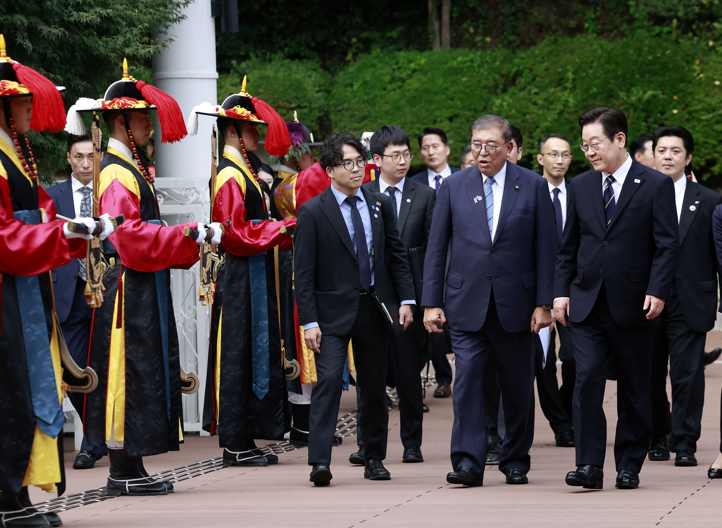 President Lee Jae Myung, right, and Japanese Prime Minister Shigeru Ishiba, center, arrive at the Nurimaru APEC House in Busan on Sept. 30. [JOINT PRESS CORPS]
