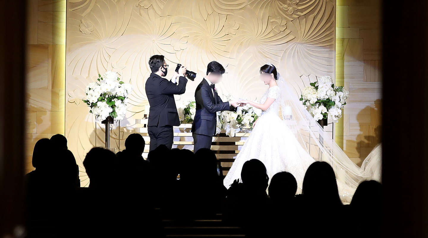 A couple weds at a wedding hall in downtown Seoul in August 2020. [NEWS1]