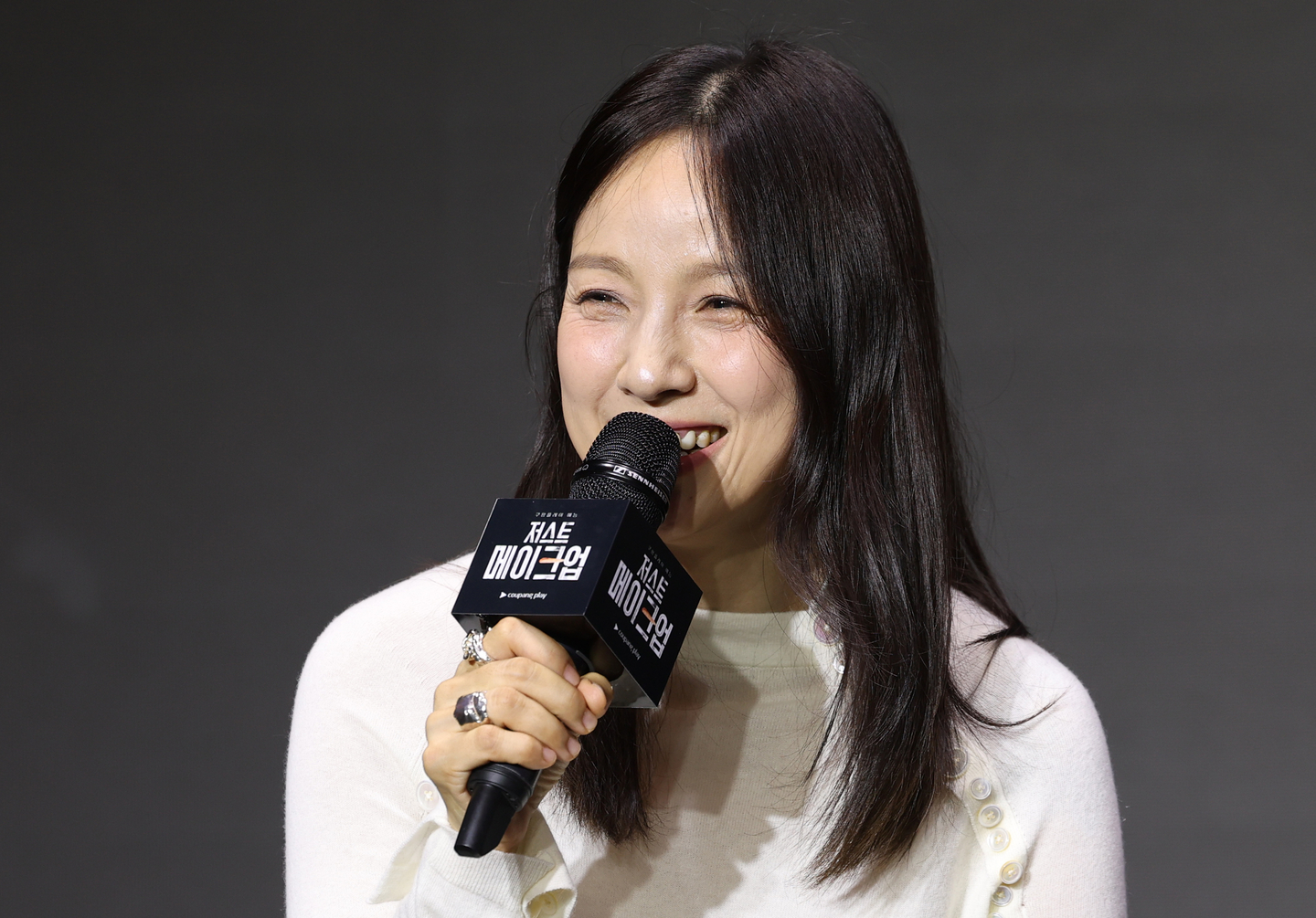 Singer Lee Hyo-ri speaks during a press conference for the upcoming beauty makeup survival show ″Just Makeup″ held in Gwangjin District, eastern Seoul, on Oct. 1. Lee will be the host for the show. [NEWS1]