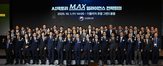 Industry Minister Kim Jung-kwan, ninth from right front row, poses for a photo with executives from major companies, including tech giant Samsung Electronics Co., at a strategy meeting at the Plaza in central Seoul on Oct. 1. [MINISTRY OF TRADE AND INDUSTRY]