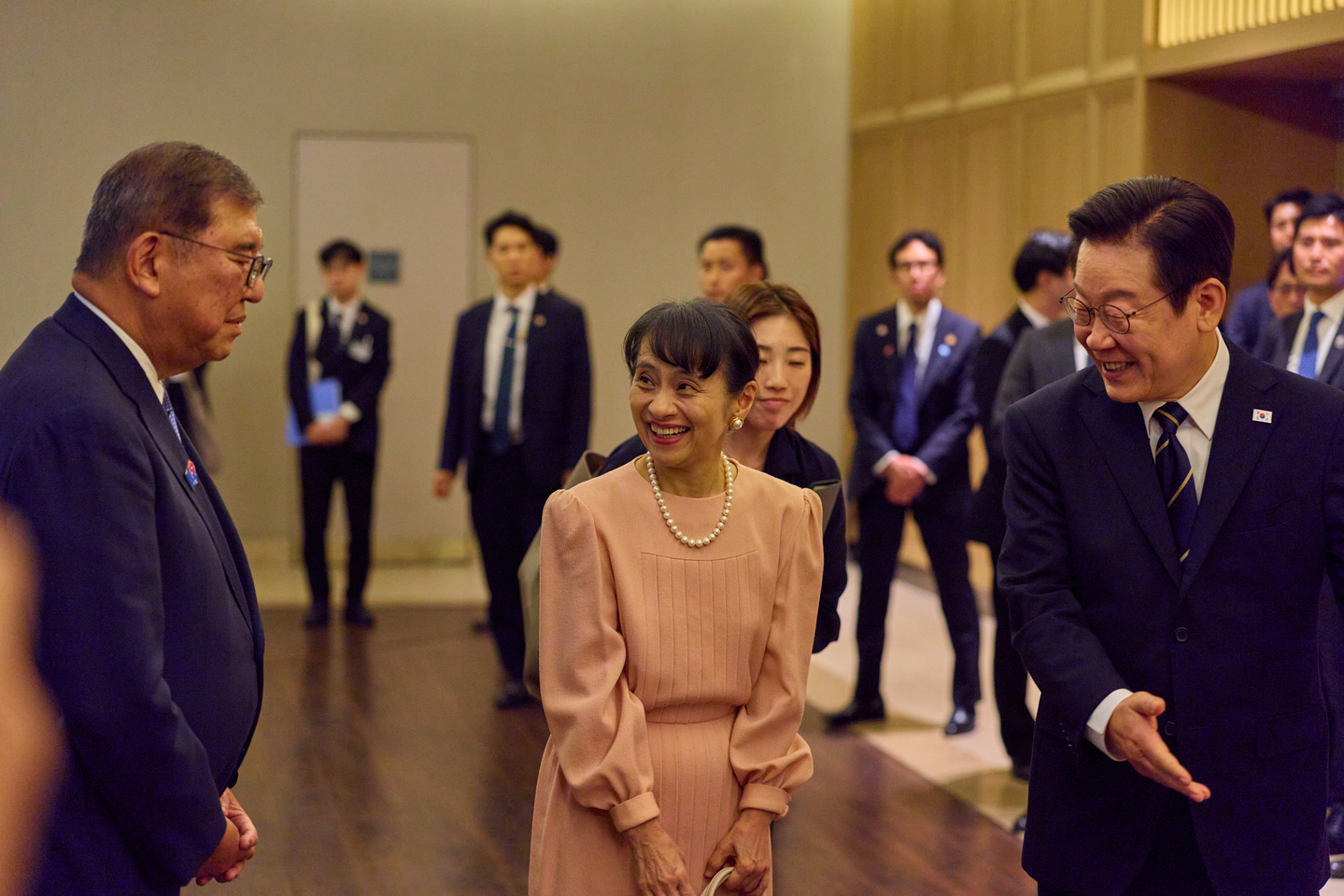 President Lee Jae Myung, right, leads Japanese Prime Minister Shigeru Ishiba, left, and his wife Yoshiko Ishiba to the venue of a dinner banquet at a hotel in Busan on Sept. 30. [PRESIDENTIAL OFFICE]