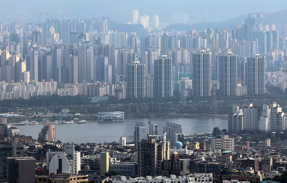 Apartments in Seoul are seen from Namsan Tower on Oct. 1. [NEWS1]