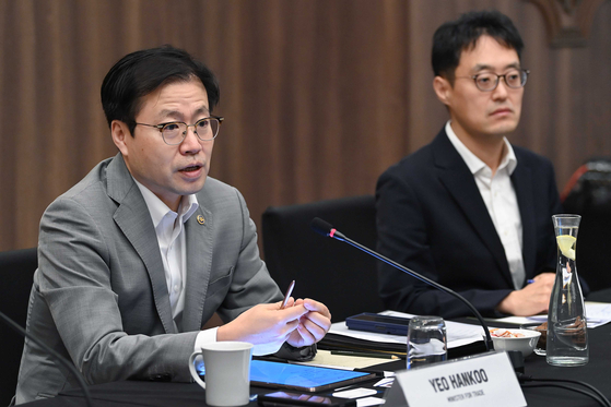 Trade Minister Yeo Han-koo, left, speaks at an event on the semiconductor industry held in Malaysia on Sept. 26. [NEWS1]