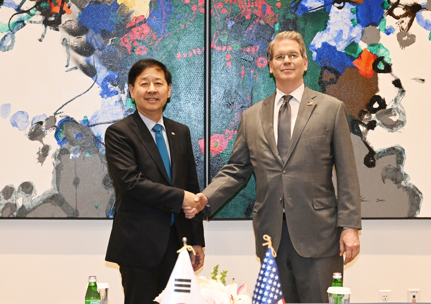 Finance Minister Koo Yun-cheol shakes hands with U.S. Treasury Secretary Scott Bessent during their meeting in New York on Sept. 24. [YONHAP]