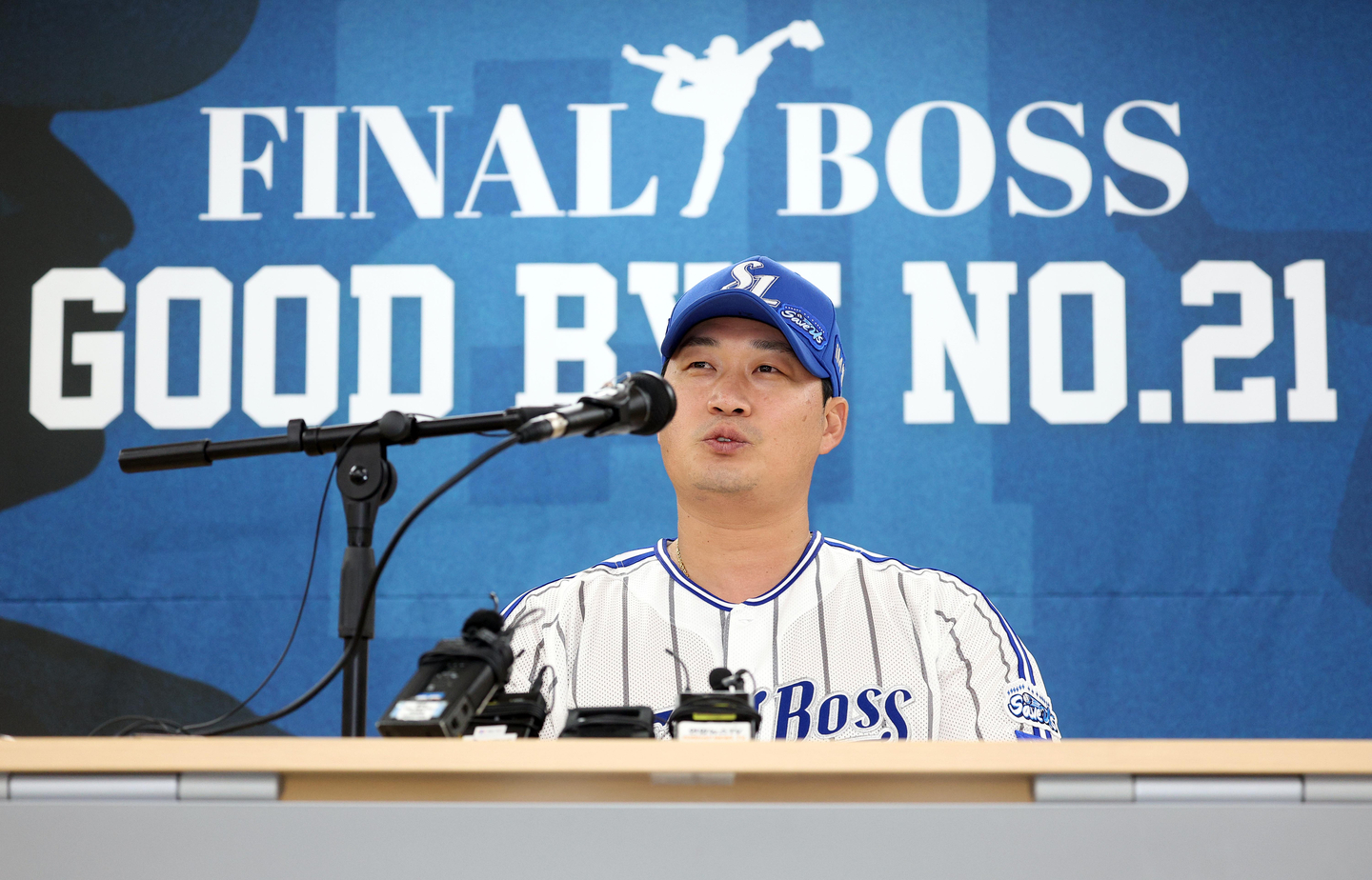 The retiring Samsung Lions pitcher Oh Seung-hwan speaks at a press conference prior to a KBO regular-season game at Daegu Samsung Lions Park in Daegu on Sept. 30. [YONHAP]