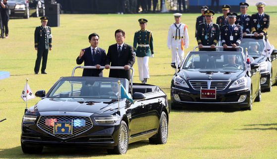 South Korean President Lee Jae Myung reviews troops during a ceremony to mark the 77th Armed Forces Day in Gyeryong, South Chungcheong, on Oct. 1. [JOINT PRESS CORPS]