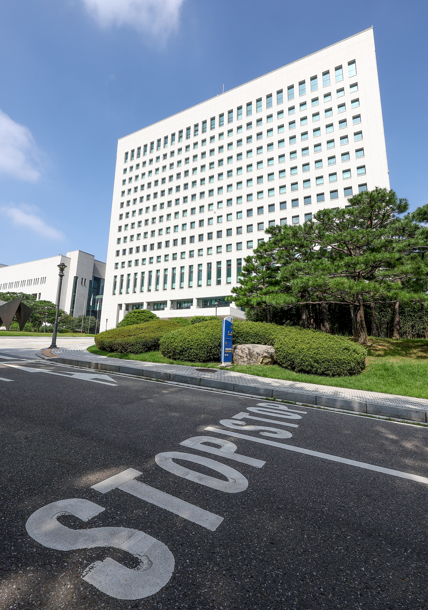 The National Assembly votes on a government reorganization bill abolishing the Prosecution Service and creating the Serious Crimes Investigation Agency and the Office of Prosecution on Sept. 26. The photo shows the Supreme Prosecutors’ Office in Seocho District, southern Seoul, the same day. [YONHAP]