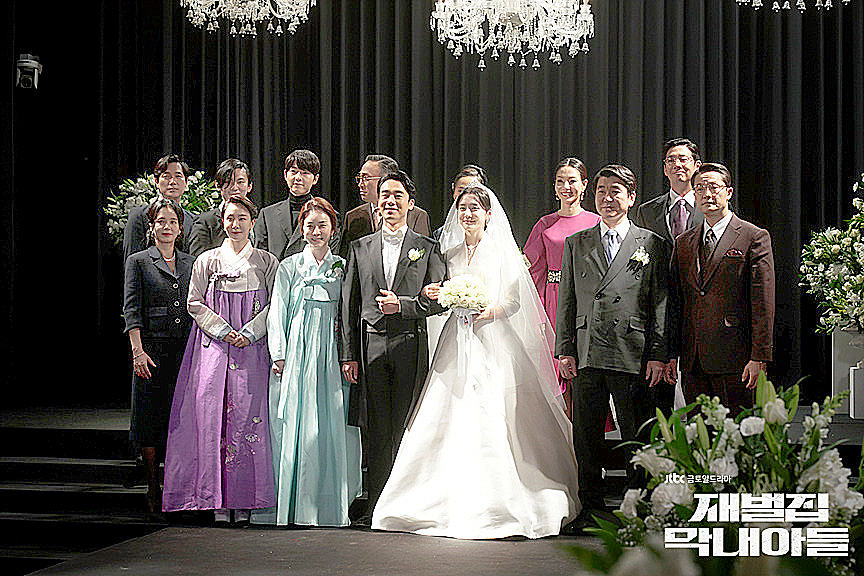 An image from the TV drama series ″Reborn Rich″ (2022) shows how family members take a photograph with the newlywed couple after the wedding ceremony. [JOONGANG ILBO]
