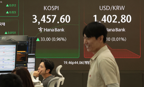 The Kospi trading market opens higher on Oct. 1. Numbers are shown on a digital screen inside a trading room in Hana Bank's Jung District branch in central Seoul. [YONHAP]