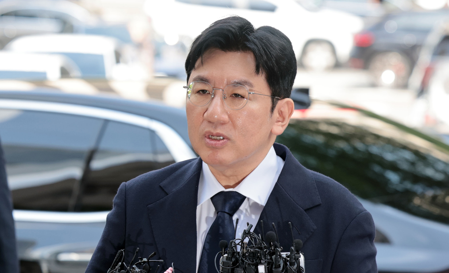 HYBE Chairman Bang Si-hyuk appears at the Financial Crimes Investigation Division of the Seoul Metropolitan Police Agency in western Seoul on Sept. 15. [YONHAP]