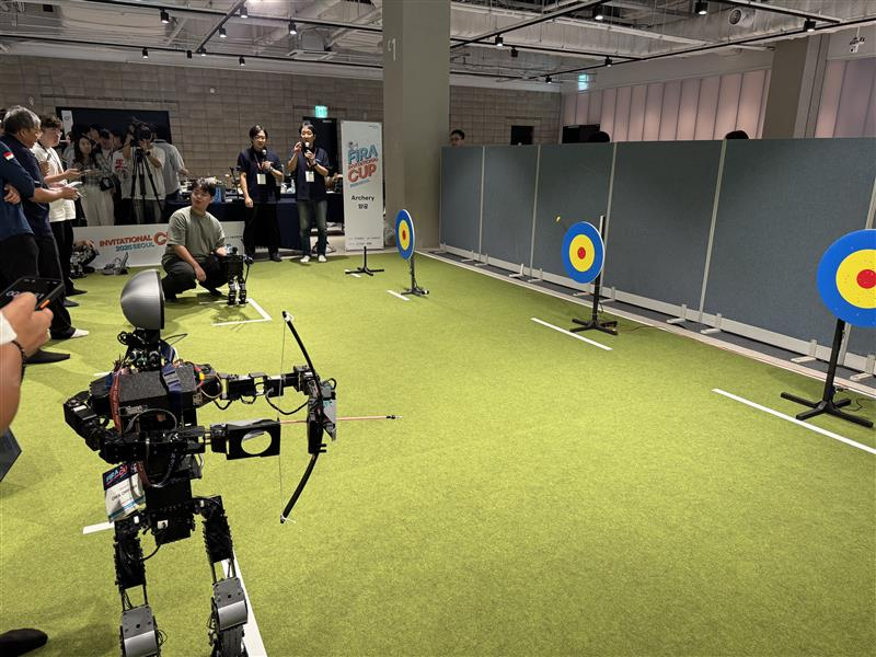 A humanoid robot draws an arrow during the humanoid robot sports competition at the inaugural Seoul AI Robot Show, hosted by the Seoul Metropolitan Government, at Coex in Seoul’s Gangnam District on Sept. 30. [CHO JUNG-WOO]