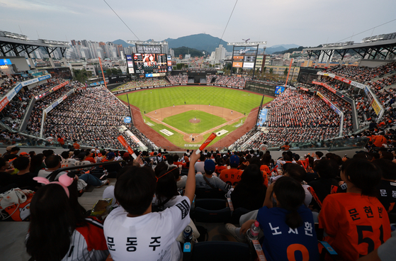 Baseball fans watch a game at the Daejeon Hanwha Life Ball Park in Daejeon on Sept. 27. [YONHAP]