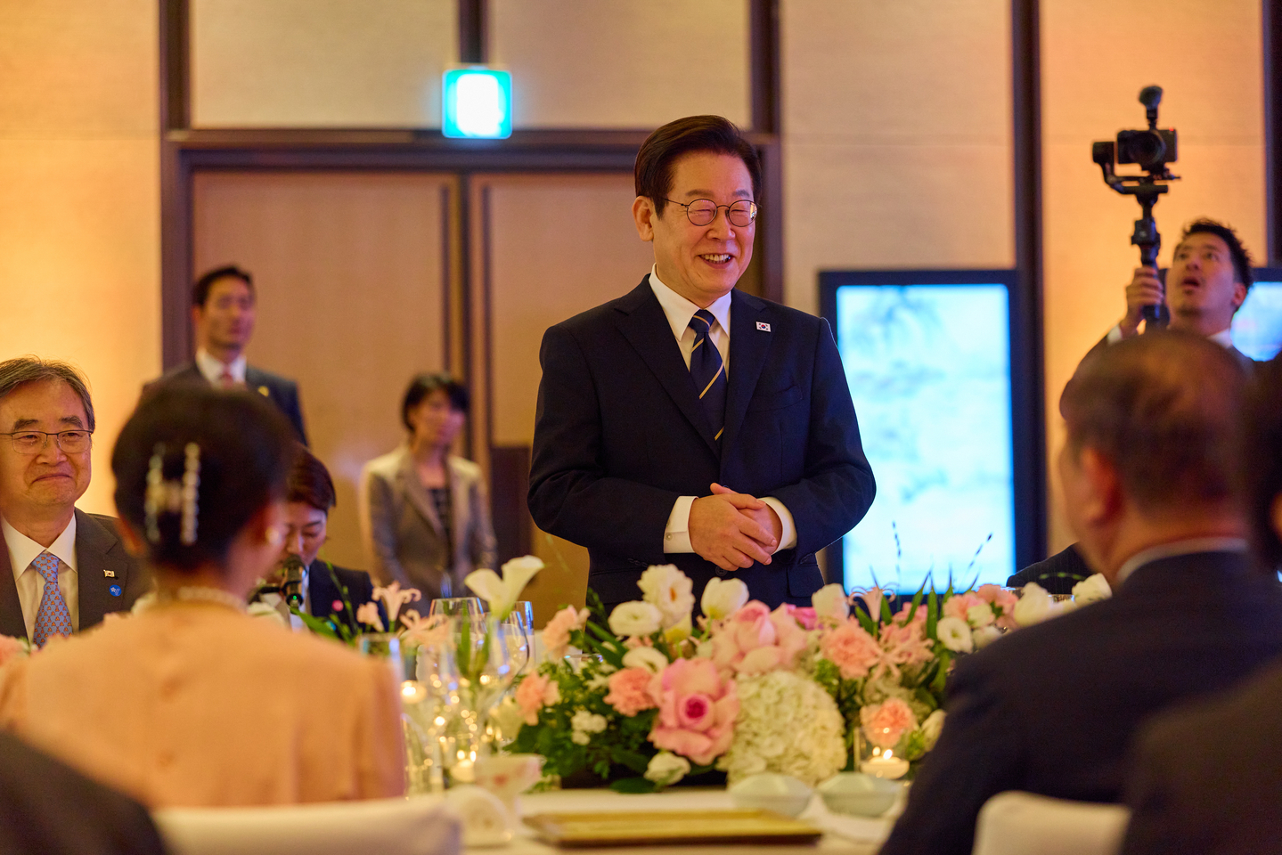 President Lee Jae Myung, center, hosts Japanese Prime Minister Shigeru Ishiba, center, for a dinner banquet in Busan on Sept. 30 after their bilateral summit. [PRESIDENTIAL OFFICE]