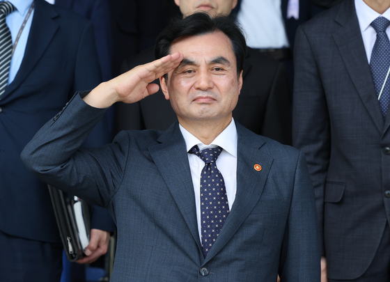 Defense Minister Ahn Gyu-back salutes the flag during a ceremony of retiring and newly appointed Army generals in Gyeryong, South Chungcheong on Sep. 3. [NEWS1]