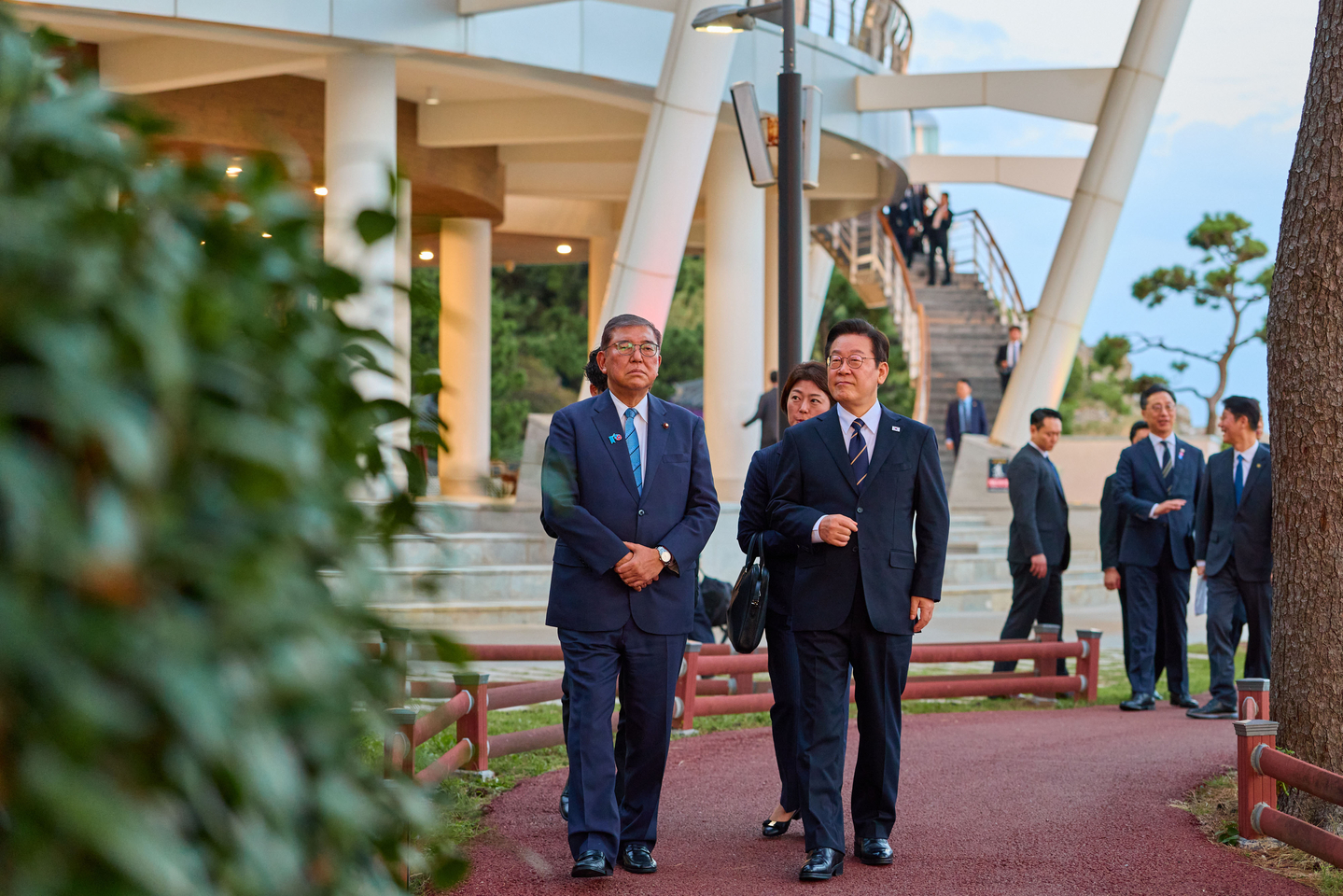 President Lee Jae Myung, right, and Japanese Prime Minister Shigeru Ishiba take a walk around the Nurimaru APEC House in Busan on Sept. 30 after their bilateral summit. [PRESIDENTIAL OFFICE]