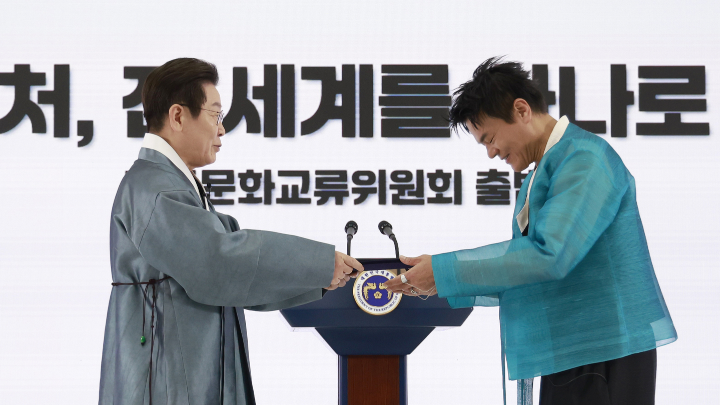 President Lee Jae Myung, left, hands an appointment certificate to JYP Entertainment founder and Co-Chair of the newly established Presidential Committee on Popular Culture Exchange Park Jin-young during a launch ceremony for the commitee at Kintex in Goyang, Gyeonggi, on Oct. 1. [JOINT PRESS CORPS] 