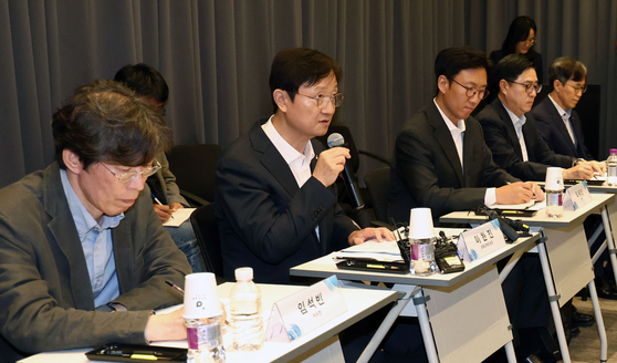 Financial Supervisory Service Gov. Lee Chan-jin speaks duirng a meeting with virtual asset business CEOs at DreamPlus in Gangnam District, southern Seoul, on Sept. 30. [YONHAP]
