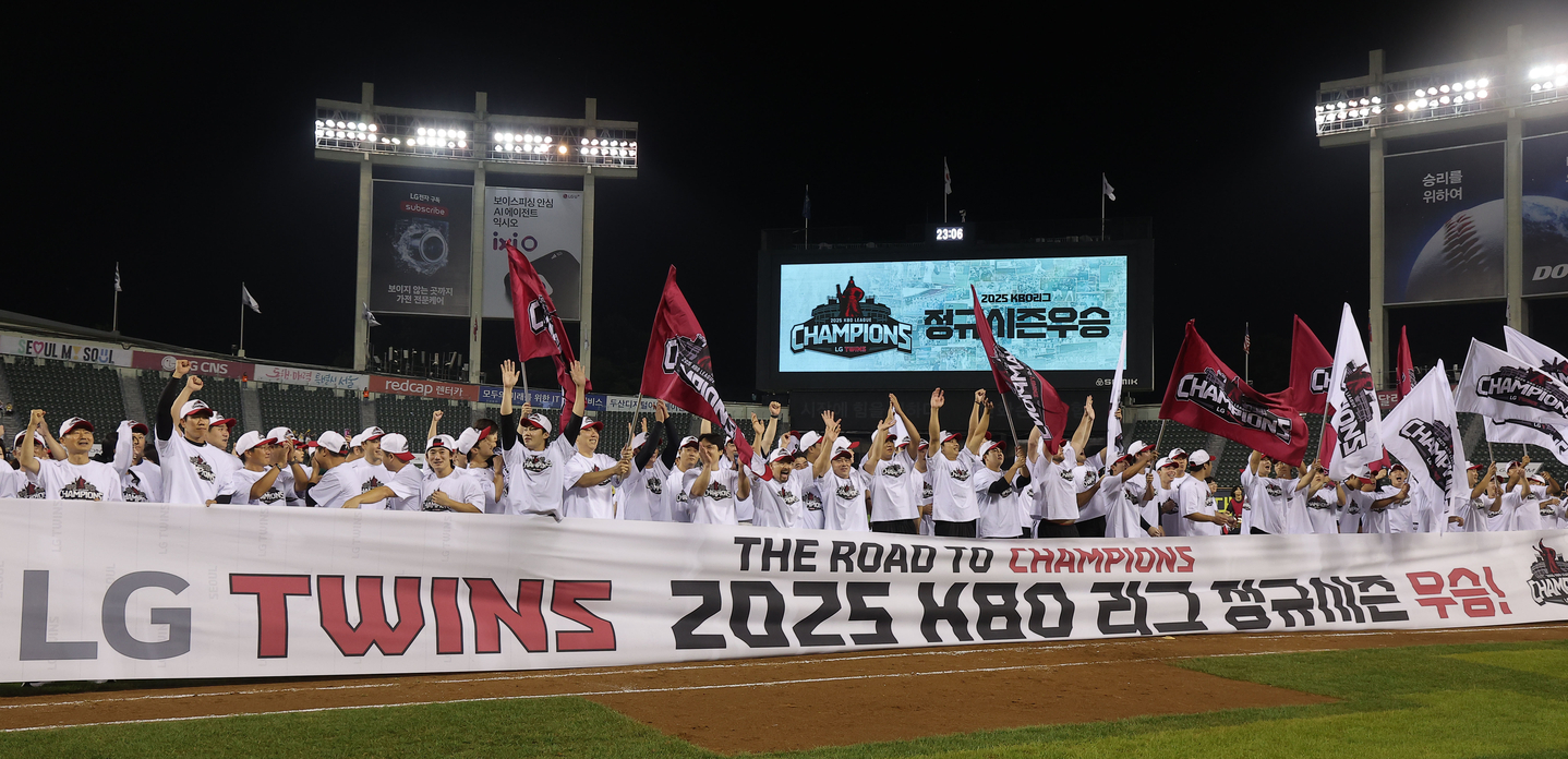 LG Twins players celebrate after clinching the pennant in the Korea Baseball Organization at Jamsil Baseball Stadium in Seoul on Oct. 1. [YONHAP]