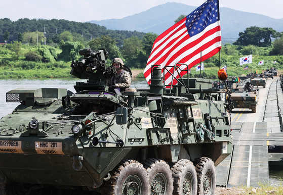 A U.S. Army Stryker armored vehicle and Korean Army K200 armored vehicles cross a pontoon bridge during a combined arms river-crossing exercise on the Namhan River in Yeoju, Gyeonggi, on Aug. 27. [YONHAP] 