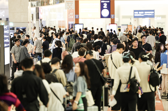 The departure hall of Terminal 1 at Incheon International Airport bustles with travelers on the morning of Oct. 2 ahead of the Chuseok holiday. [KIM KYOUNG-ROK]