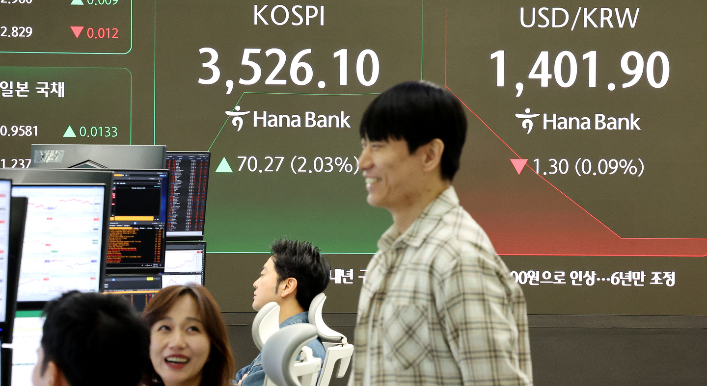 A screen in Hana Bank's trading room in central Seoul shows the Kospi opening on Oct. 2. [NEWS1]