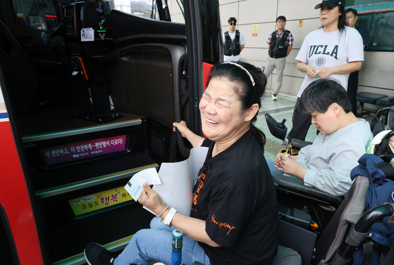 Members of civic groups advocating for transportation and mobility rights for people with disabilities hold a protest at the Cheongju Intercity Bus Terminal, North Chungcheong on Oct. 2. [YONHAP]