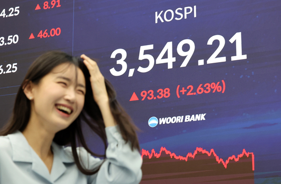 A dealer stands in Hana Bank’s dealing room in Jung District, central Seoul on Oct. 2, as the Kospi closes at an all-time high of 3,549.21, surpassing the 3,500 mark for the first time. [YONHAP] 
