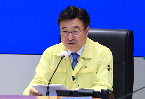 Interior Minister Yun Ho-jung presides over a meeting of the Central Disaster and Safety Countermeasures Headquarters at Government Complex Seoul in central Seoul on Oct. 2. [NEWS1]