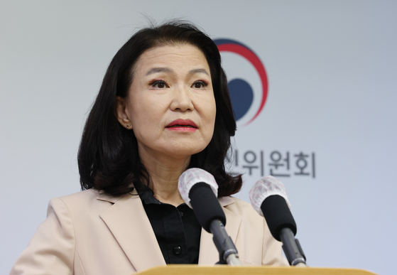 Former Korea Communications Commission (KCC) Chairperson Lee Jin-sook speaks to reporters at the KCC Gwacheon office in Gyeonggi on Sept. 29. [NEWS1]