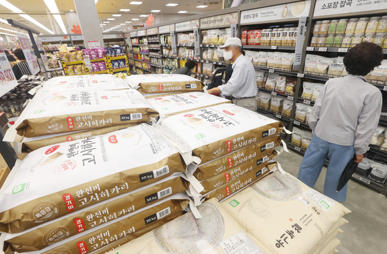 The photo shows the rice section of a large supermarket in Seoul on Oct. 2. [YONHAP] 