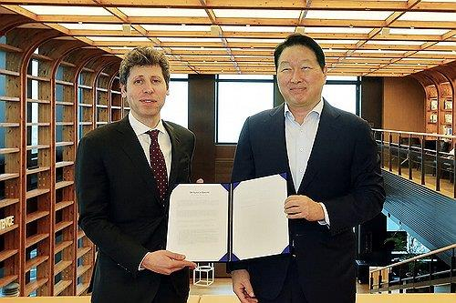 SK Group Chairman Chey Tae-won, right, and OpenAI CEO Sam Altman pose for a photo in Seoul on Oct. 1, 2025, after signing a letter of intent on memory supply and a memorandum of understanding on cooperation for an AI data center, in this photo provided by SK Group. [YONHAP]