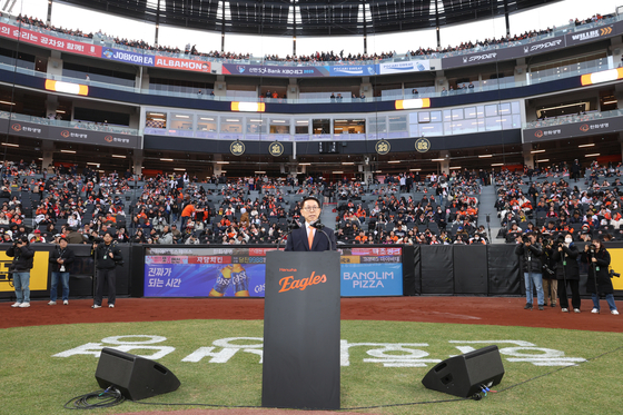 Hanwha Eagles CEO Park Jong-tae gives a welcoming remark to visitors at the Hanwha Life Ballpark on March 28. [HANWHA EAGLES]