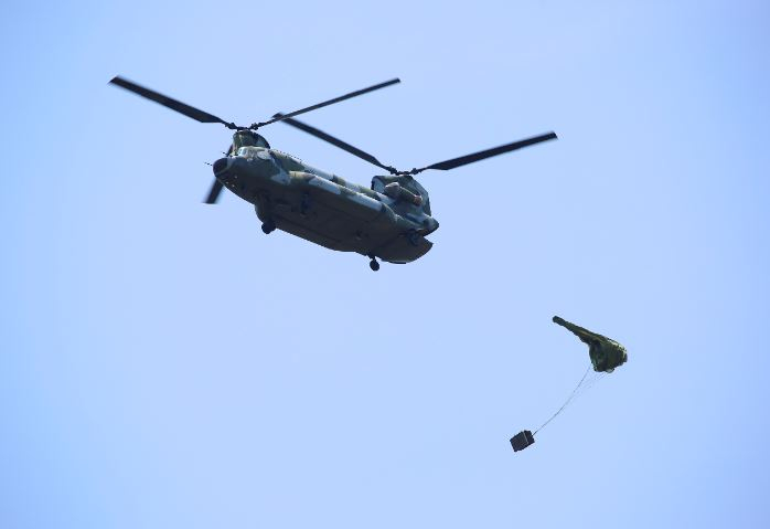 A CH-47 helicopter drops cargo during a joint airborne resupply drill conducted by Korea and the United States from Oct. 21 to 23 in 2024 as part of the Hoguk exercise. The training aimed to diversify wartime transport methods and enhance operational sustainment capabilities. [JOINT CHIEFS OF STAFF]
