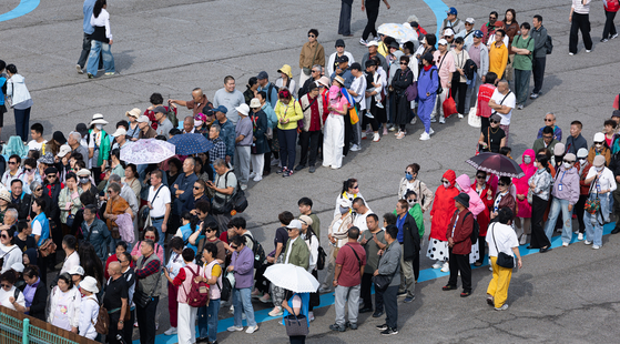 Chinese travelers, who arrived Korea by cruise ships, are seen in Incheon Port on Sept. 29, a day when visa-free entry scheme was implemented. [NEWS1] 