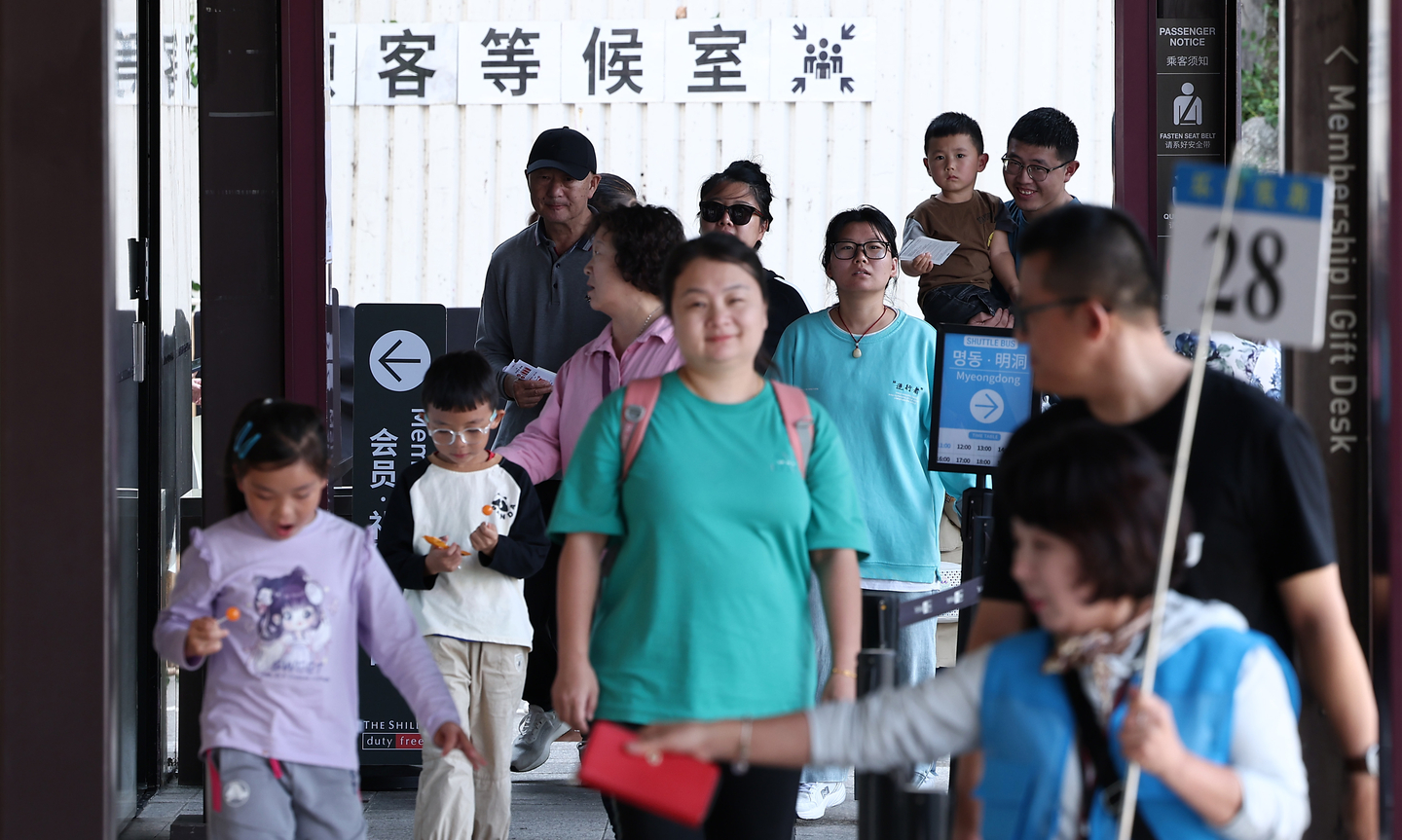 A group of Chinese tourists shop duty-free products at Shilla Duty Free store in Jung District, central Seoul on Sept. 29, the first day when temporary visa-free entry began. [NEWS1] 